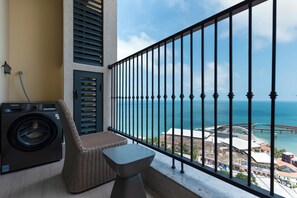 Apartamento luxo, sacada, vista para o oceano | Sacada