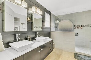 Hair dryer, bidet, towels, soap - Vibrant Home – Heated Pool, Arcade, & Fire pit (Phoenix)