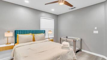 4 kamar tidur, setrika/meja setrika, Wi-Fi gratis, dan seprai linen