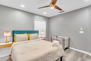 4 habitaciones, tabla de planchar con plancha y acceso a internet