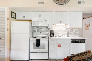 Condo, Multiple Beds, Balcony, Garden View (Warm Welcome Getaway) | Private kitchen | Fridge, microwave, oven, stovetop