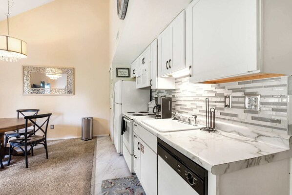 Condo, Multiple Beds, Balcony, Garden View (Warm Welcome Getaway) | Private kitchen | Fridge, microwave, oven, stovetop