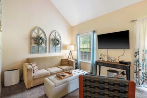 콘도, 침대(여러 개), 발코니, 정원 전망 (Warm Welcome Getaway) | 거실 공간 | 디지털 채널 시청이 가능한 42인치 평면 TV