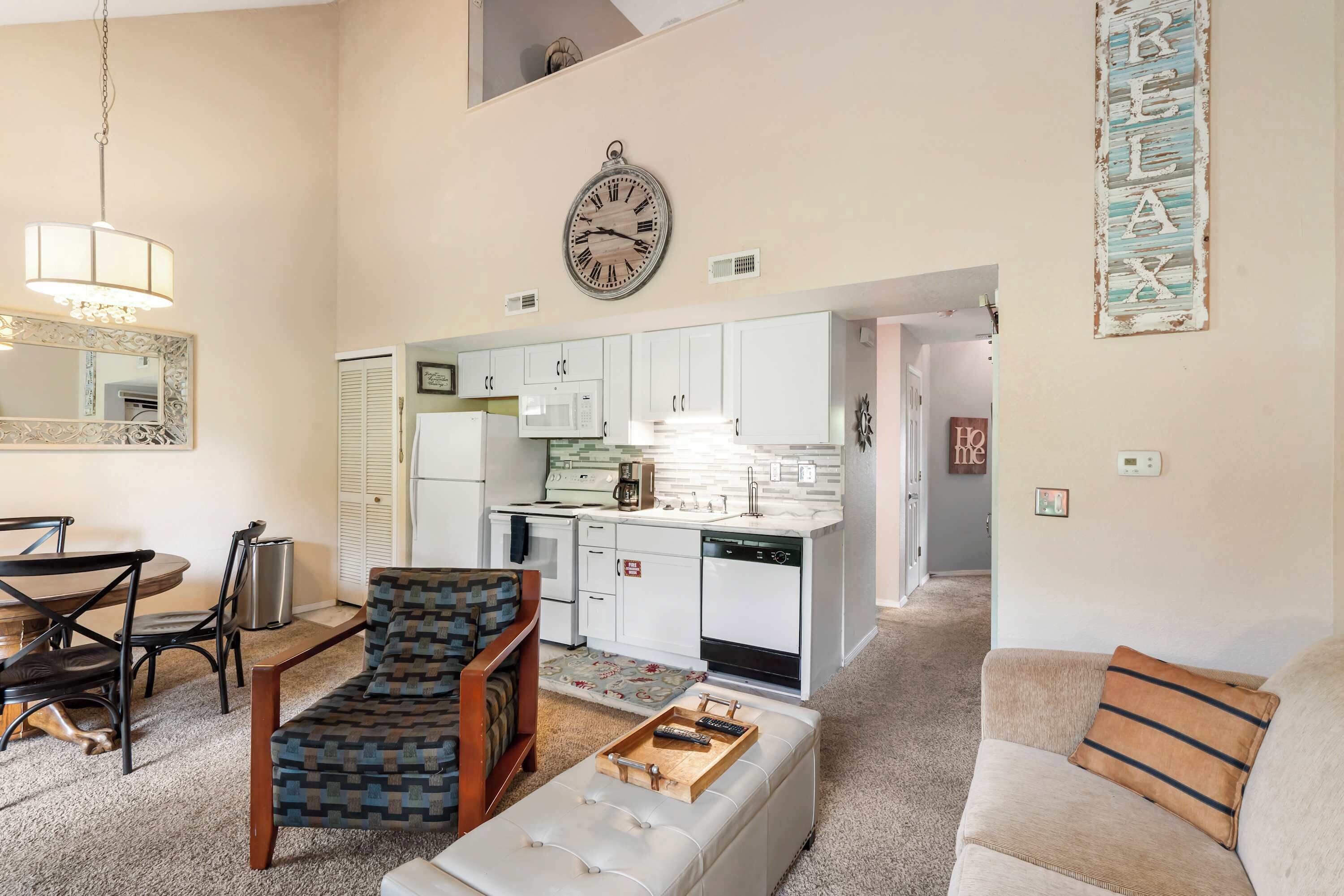 Apartamento, varias camas, balcón, vistas al jardín (Warm Welcome Getaway) | Zona de estar | Televisión de pantalla plana de 42 pulgadas con canales digitales