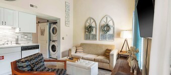 Warm Welcome Getaway Resort Stay for 6 With Amenities Near Downtown