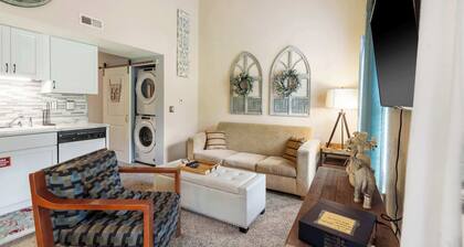 Warm Welcome Getaway Resort Stay for 6 With Amenities Near Downtown