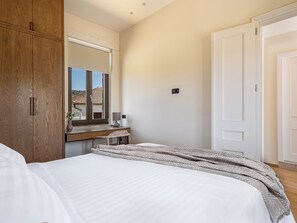 Bügeleisen/Bügelbrett, Reisekinderbett, kostenloses WLAN, Bettwäsche