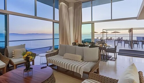 Coastal 5BR condo w/ pool & hot tub