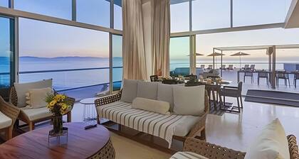 Coastal 5BR condo w/ pool & hot tub