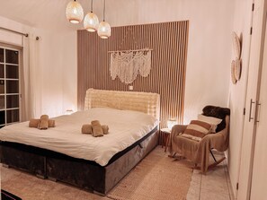 4 bedrooms, iron/ironing board, WiFi, bed sheets