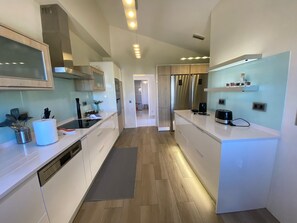 Micro-ondes, four, plaque de cuisson, lave-vaisselle