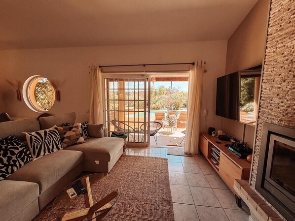 Smart TV, fireplace