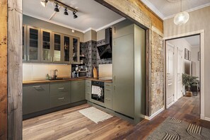 Fridge, microwave, oven, coffee/tea maker