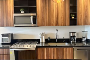 Kühlschrank, Mikrowelle, Kochgeschirr/Geschirr/Besteck