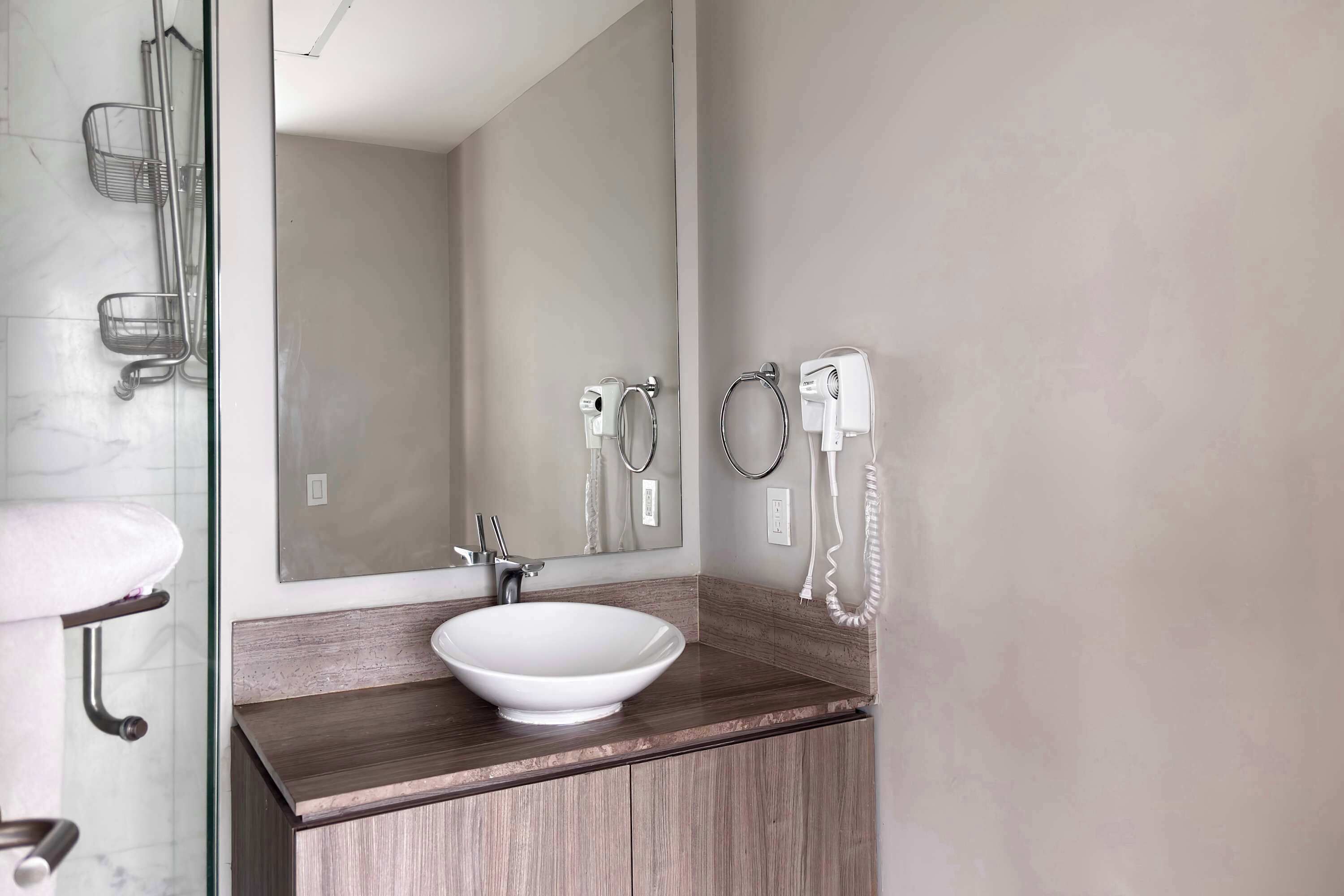 Douche, sèche-cheveux, shampoing