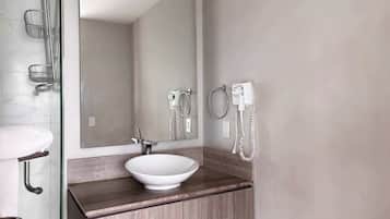 Douche, sèche-cheveux, shampoing