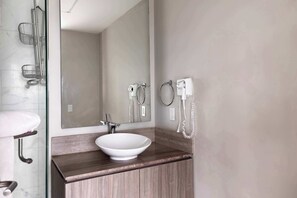 Douche, sèche-cheveux, shampoing