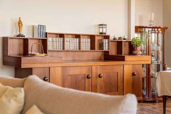 Un armario de madera con estanterías, una estatua y objetos decorativos.