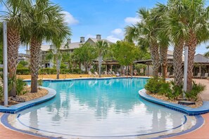 Utendørsbasseng og et oppvarmet basseng