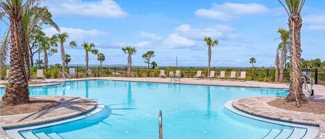 Una piscina al aire libre, una piscina climatizada