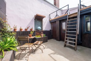 Outdoor dining - The Tiny House (Haverfordwest)