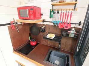 Cookware/dishes/utensils - The Tiny House (Haverfordwest)