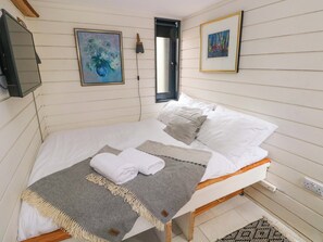 1 bedroom, individually decorated, individually furnished, free WiFi - The Tiny House (Haverfordwest)