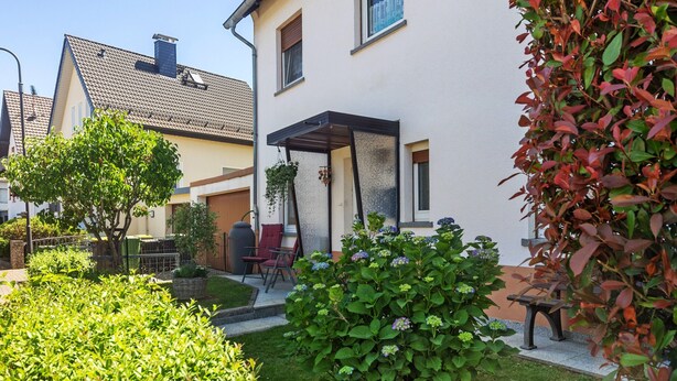 Il s’agit d’une propriété résidentielle dotée d’un patio, d’un espace extérieur aménagé et couvert, et d’un jardin bien entretenu.