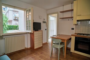 Fridge, oven, stovetop, cookware/dishes/utensils