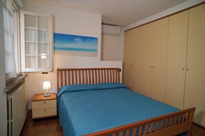 1 bedroom, bed sheets