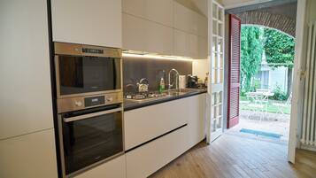 Frigorifero, microonde, forno, piano cottura