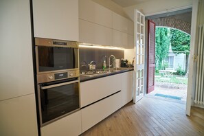 Réfrigérateur, micro-ondes, four, plaque de cuisson