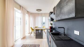 Kühlschrank, Mikrowelle, Herdplatte, Geschirrspüler