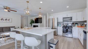 Een koelkast, een magnetron, een oven, een kookplaat