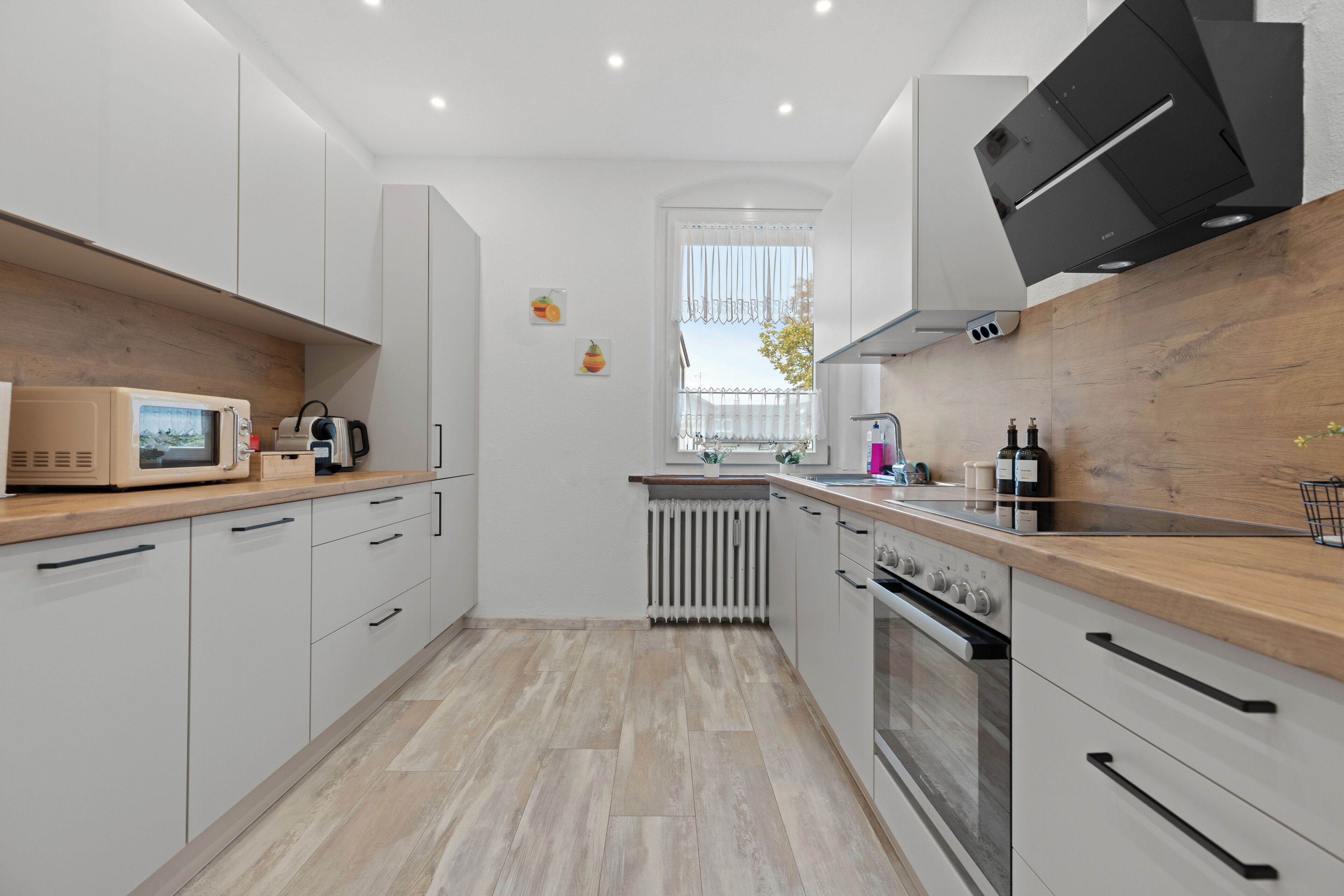 Microondas, horno, placa de cocina y lavavajillas