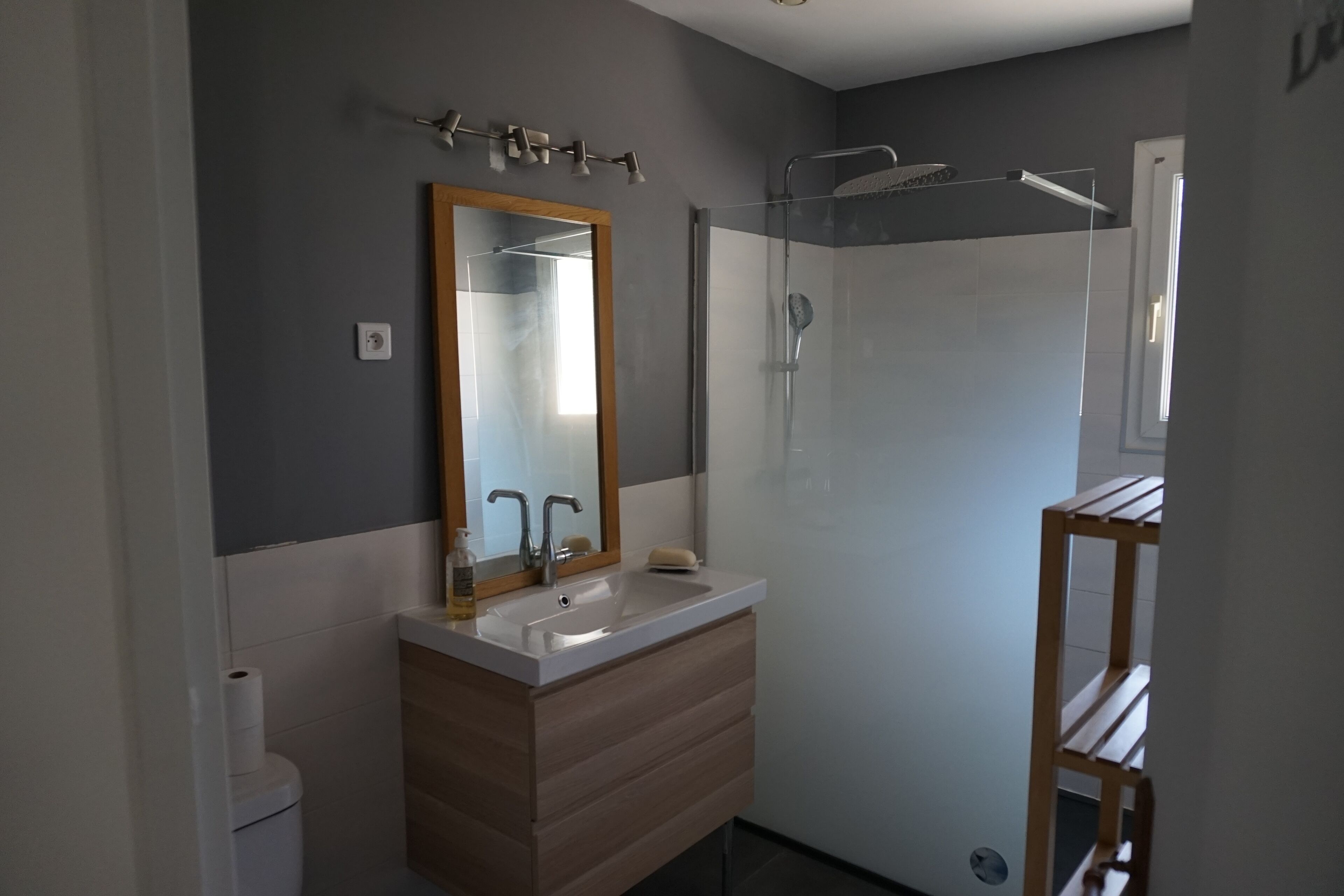 Douche, articles de toilette écologiques, papier toilette