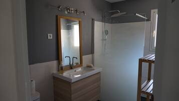 Douche, articles de toilette écologiques, papier toilette