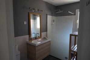 Douche, articles de toilette écologiques, papier toilette
