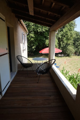 Terrace/patio. Pleasant house close to ANDUZE