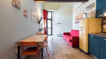 Duplex | Private kitchen | Stovetop, cookware/dishes/utensils