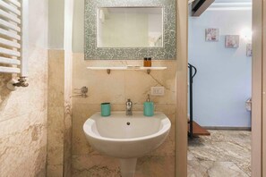 Duplex | Bathroom | Free toiletries, hair dryer, towels, toilet paper