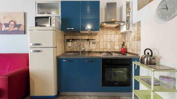 Stovetop, cookware/dishes/utensils