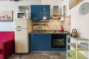 Stovetop, cookware/dishes/utensils