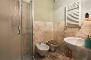 غرفة دوبلكس | حمام | مستلزمات مجانية للعناية الشخصية، مجففات شعر، مناشف، ورق حمّام