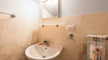 Duplex | Bathroom | Free toiletries, hair dryer, towels, toilet paper