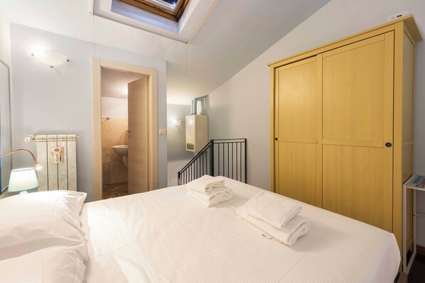Duplex | Iron/ironing board, free WiFi
