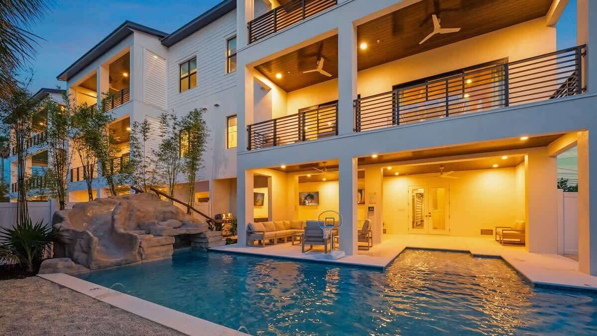 حمّام سباحة خارجي، حمّام سباحة مُدفَّأ