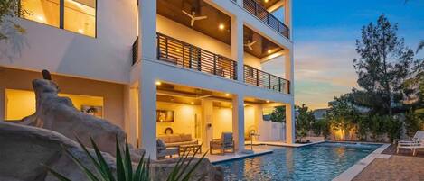 حمّام سباحة خارجي، حمّام سباحة مُدفَّأ