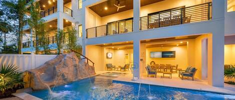 Utomhuspool och uppvärmd pool