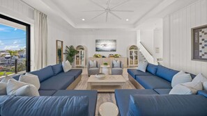 Smart-TV, videospill, bordtennis og kontorer